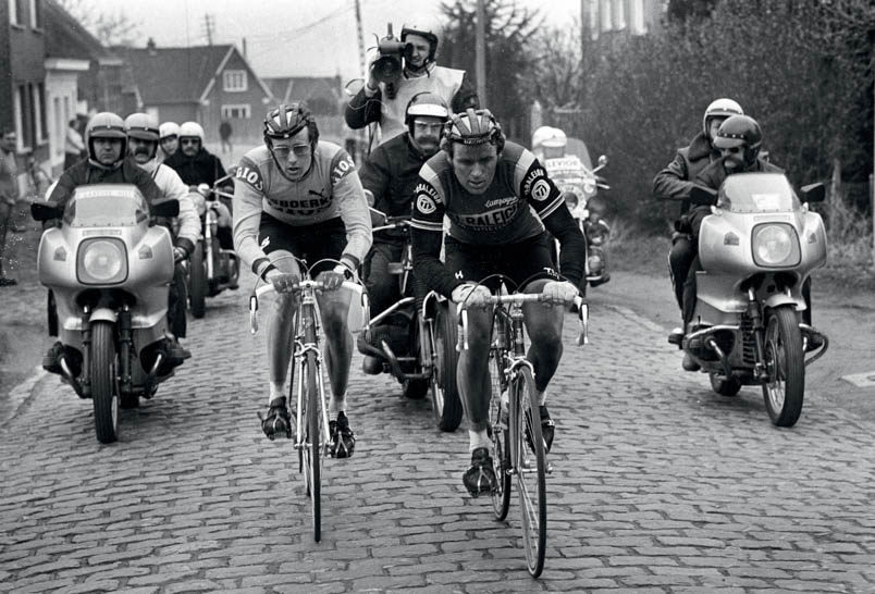 Pas op 25 kilometer voor het einde worden negen koplopers in Omloop Het Volk van 1978 teruggegrepen. Hennie Kuiper en Eric Van de Wiele proberen zich eerder in koers aan de greep van de zeven andere ontsnapten te ontworstelen