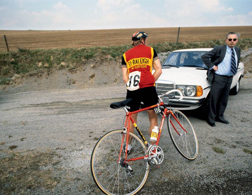 Hennie Kuiper makes a sanitary emergency stop. The owner of the white Mercedes fixes his gaze on photographer Hans Heus.