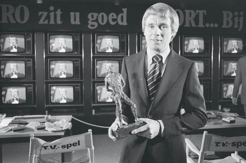 In 1978, Hennie Kuiper receives the Jaap Eden Trophy from the AVRO ('Bij de AVRO zit je goed'). This award is rightfully his as the Sportsman of the year 1977.