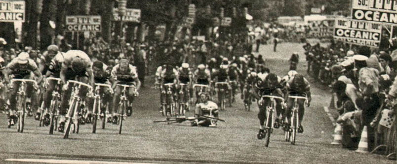 Zittend verbijt Hennie Kuiper de pijn, maar vooral de teleurstelling. De eerste zes van de rit zijn al gepasseerd. Nu dendert het peloton voorbij. Links van de weg sprint Freddy Maertens naar de achtste plek in de rituitslag. Kuiper wordt ondanks zijn val als zevende geklasseerd