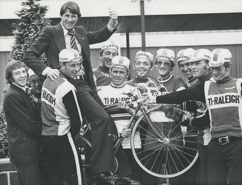 De Tour-ploeg van 1976 tilt ploegleider Peter Post met fiets en al op. Van links naar rechts: José De Cauwer, Gerrie Knetemann, Ko Hoogendoorn, Aad van den Hoek, Hennie Kuiper, Piet van Katwijk, Jan Raas, Gerben Karstens, Jan van Katwijk en Bert Pronk