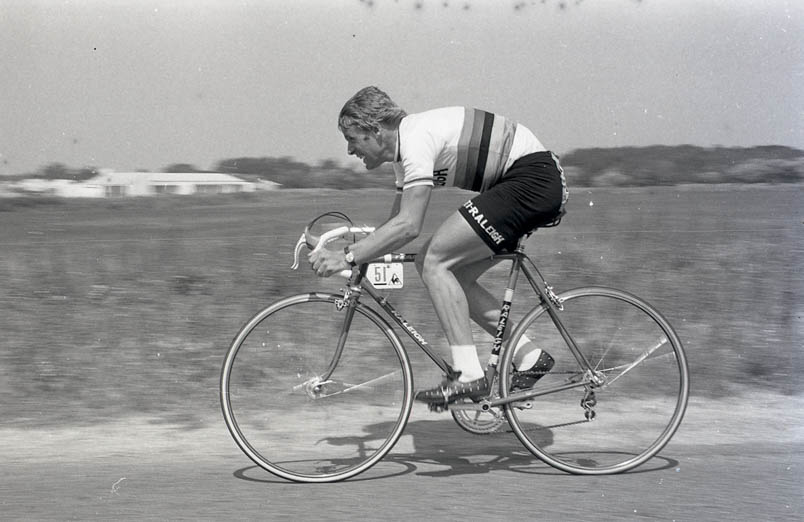 Hennie Kuiper started in the Tour de France of 1976 with the 'lucky number' 51. Eddy Merckx (in 1969 and in 1971), Luis Ocaña (in 1973), and Bernard Thévenet (in 1975) also wore that number during their Tour victories. In the prologue over 8 kilometers around Saint-Jean-de-Monts, Kuiper finishes 23rd.