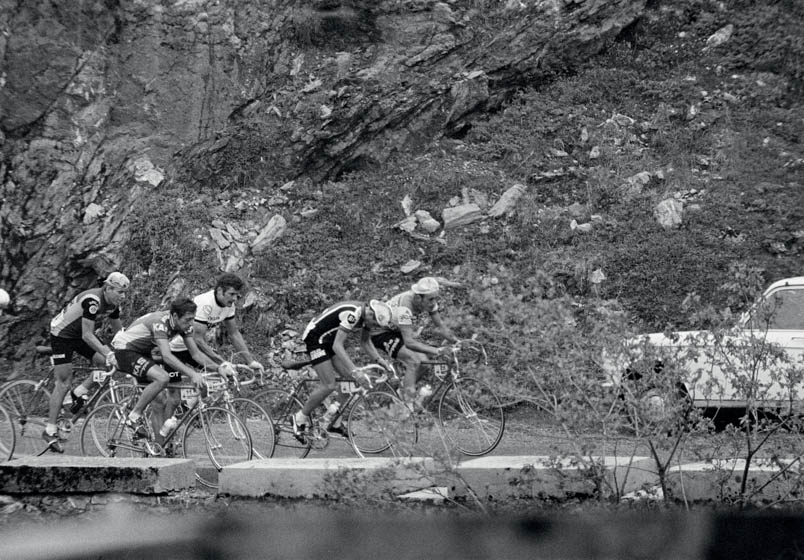 Op de Tourmalet wordt angstvallig met de mond gesloten geklommen. Klimmen met open mond is immers een teken van zwakte. Van de kop af: Pierre-Raymond Villemiane, Lucien Van Impe, Bernard Thévenet, Julian Andiano en Hennie Kuiper (die een beetje smokkelt door het puntje van zijn tong uit te steken)