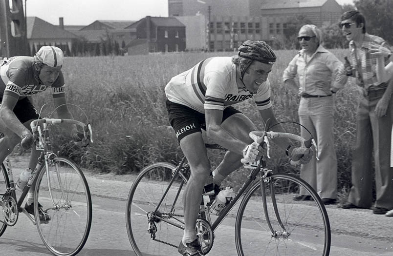 Hennie Kuiper ziet in de finale van de Tour-etappe naar Bornem zijn kans schoon. De Zwitser Eric Loder is al blij dat hij het wiel kan houden