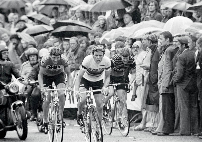 Joop Zoetemelk, Hennie Kuiper en Jos Schipper beklimmen de Hulsberg tijdens het Nederlands kampioenschap van 1976 in Simpelveld. De Hulsberg zit niet minder dan 31 keer in het parcours… Kuiper is duidelijk klaar voor de Tour de France