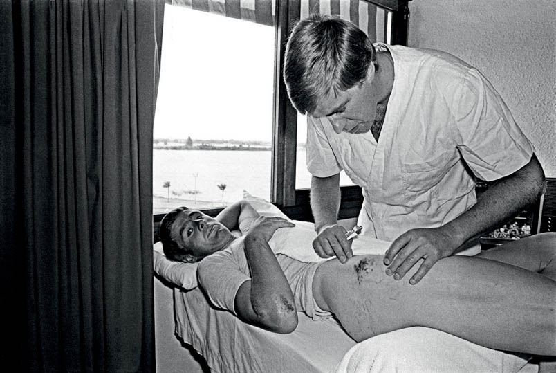 Physiotherapist Ruud Bakker takes care of Hennie Kuiper's hip, where the remnants of some injuries are visible.