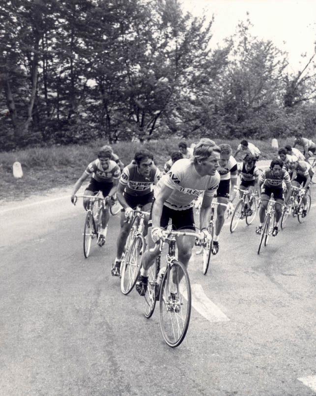 Op 15 mei 1976 in de 18de etappe van de Ronde van Spanje gaat goudentruidrager Hennie Kuiper voorop in de dans op weg naar Santuario de Oro. Links achter Kuiper zit Luis Ocaña. Rechts achter hem de latere etappewinnaar Didi Thurau