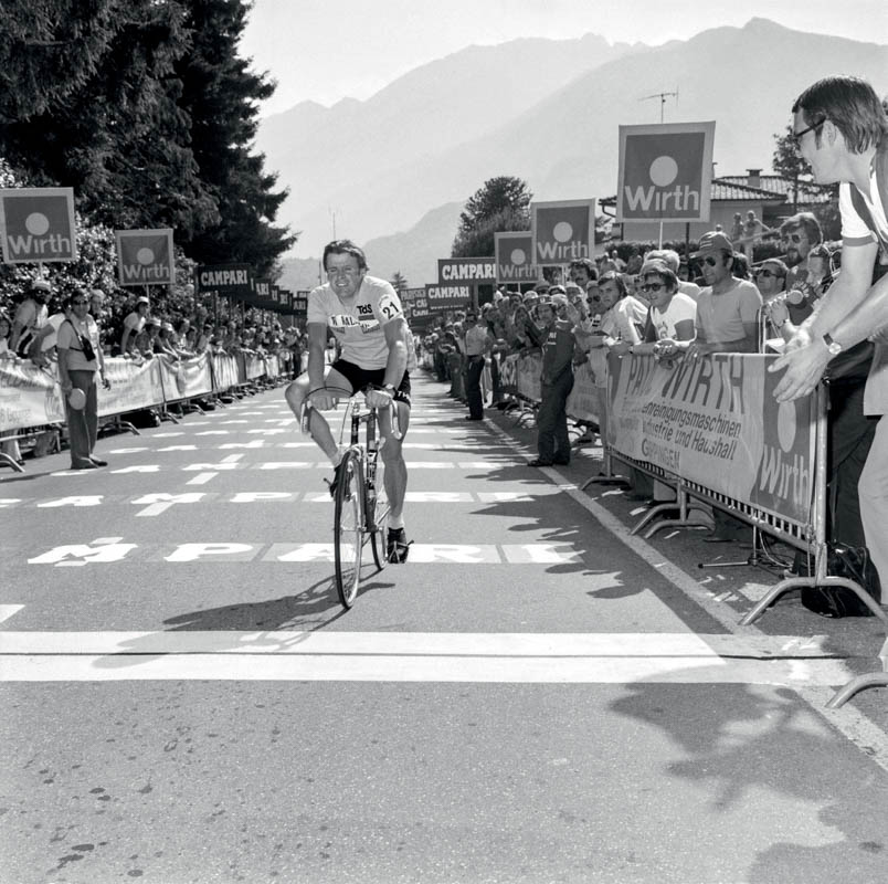 Hennie Kuiper laat zich uitbollen in de vierde etappe van de Ronde van Zwitserland 1976, een rit over 108 kilometer naar Lenzerheide, die door Kuiper’s concurrent Michel Pollentier wordt gewonnen. Kuiper zal in de afsluitende tijdrit als enige Nederlander ooit de eindzege van de Tour de Suisse voor zich opeisen