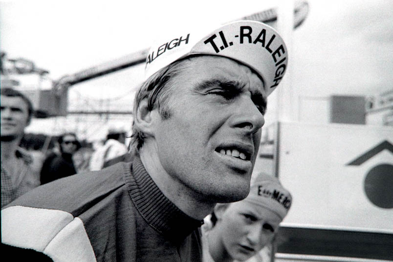 Hennie Kuiper laat zich nadrukkelijk zien. Zelfs de fans van Eddy Merckx zijn gebiologeerd