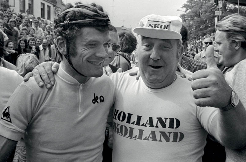 Despite the negative publicity surrounding his Tour victory, Bernard Thévenet remains a popular guest in the post-Tour criterium circuit. In the Acht van Chaam of 1977, Piet Bambergen (the cheerful half of 'De Mounties') suddenly becomes his best friend. Thévenet can laugh about it.