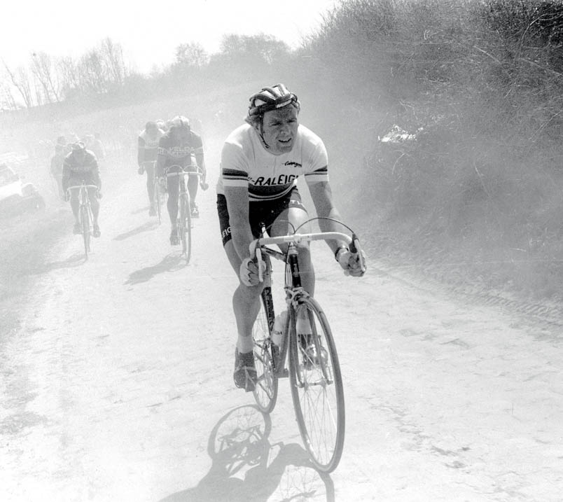 Het is bepaald geen typisch Parijs-Roubaix weer tijdens de editie van 1976. Droogte zorgt voor grote wolken ‘mist’ van zand en stof. Wie heel goed kijkt, ziet achter Kuiper Freddy Maertens en Didi Thurau opdoemen