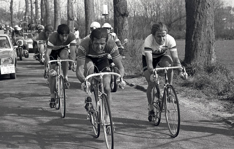 De finale van Parijs-Roubaix 1976 wordt op het scherpst van de snede uitgevochten tussen – van links naar rechts – Marc Demeyer, Francesco Moser, Roger De Vlaeminck en Hennie Kuiper