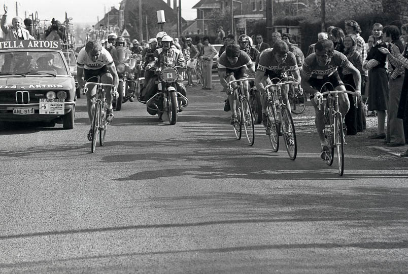 Rechts van de weg en in volle finale gaat Hennie Kuiper het proberen. Maar Roger De Vlaeminck loert uit zijn ooghoeken en ziet Kuiper komen. Ook de latere winnaar Marc Demeyer zit klaar om te counteren en Francesco Moser – in laatste wiel – laat zich evenmin door Kuiper verrassen