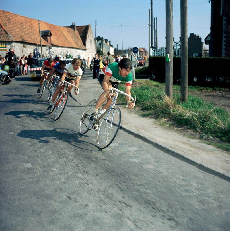 Parijs-Roubaix 1976 gaat de beslissende fase in. Francesco Moser trekt de gashendel open. Kuiper volgt. Roger De Vlaeminck in derde positie, gevolgd door Marc Demeyer