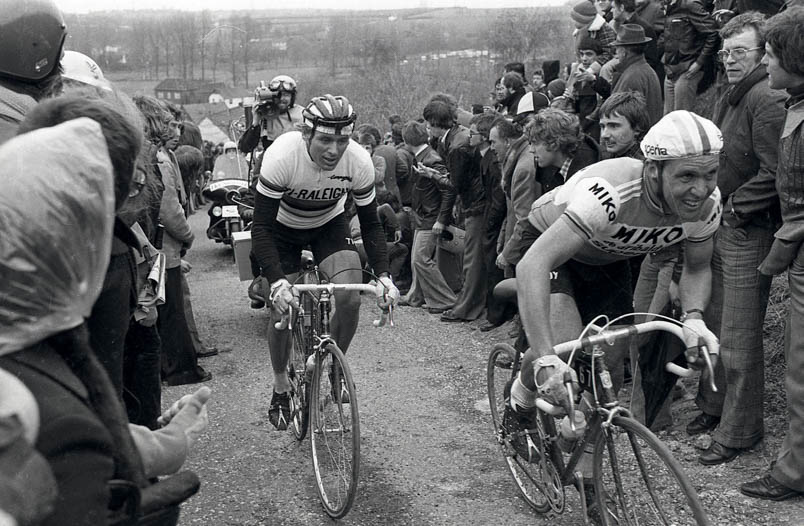 In de eerste grote koers van 1976 op Nederlandse bodem – de Amstel Gold Race – koerst Hennie Kuiper meteen attent, zoals hier achter de Belg Luc Leman