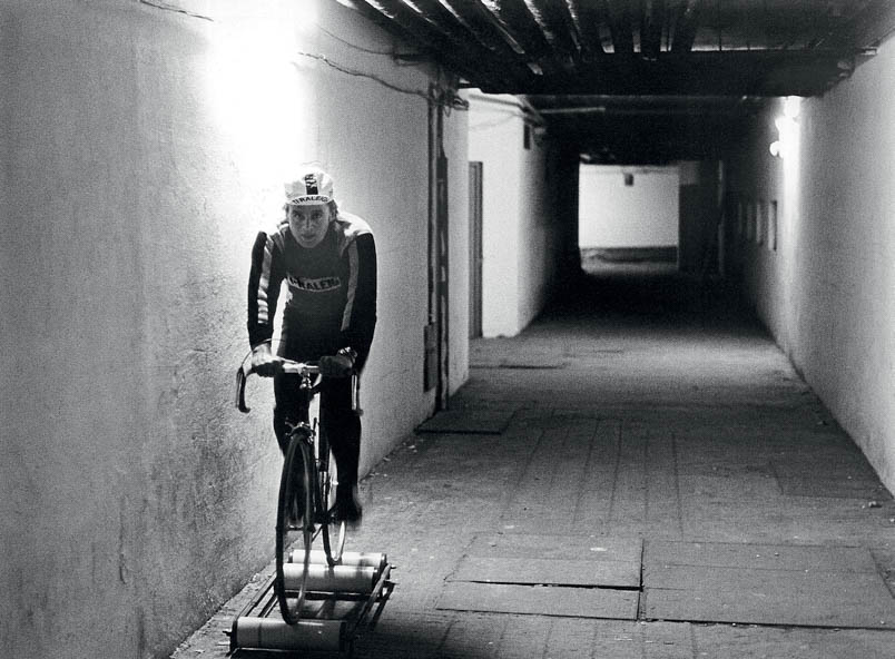 In the basement of the hotel in the Spanish city of Estepona on the Costa del Sol, Hennie Kuiper is preparing on the roller bench for the 1976 season. Especially for Kuiper, team manager Post predicts a tough season: 'Hennie will have to prove that the rainbow jersey was not a fluke'.