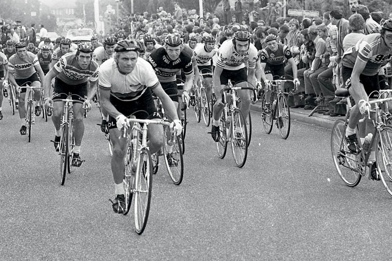 The first race of Hennie Kuiper in the rainbow jersey is the criterium on the Kollenberg in Sittard. Bennie Ceulen is in Kuiper's wheel. From left to right: Aad van den Hoek, Jan van Katwijk, Tino Tabak, Joop Zoetemelk, Bennie Ceulen, Bernard Thévenet, Hennie Kuiper, Don Allan, Jos Schipper, Henk Prinsen, Jacques Esclassan, Albert Hulzebosch, Bert Pronk and Gerrie Knetemann