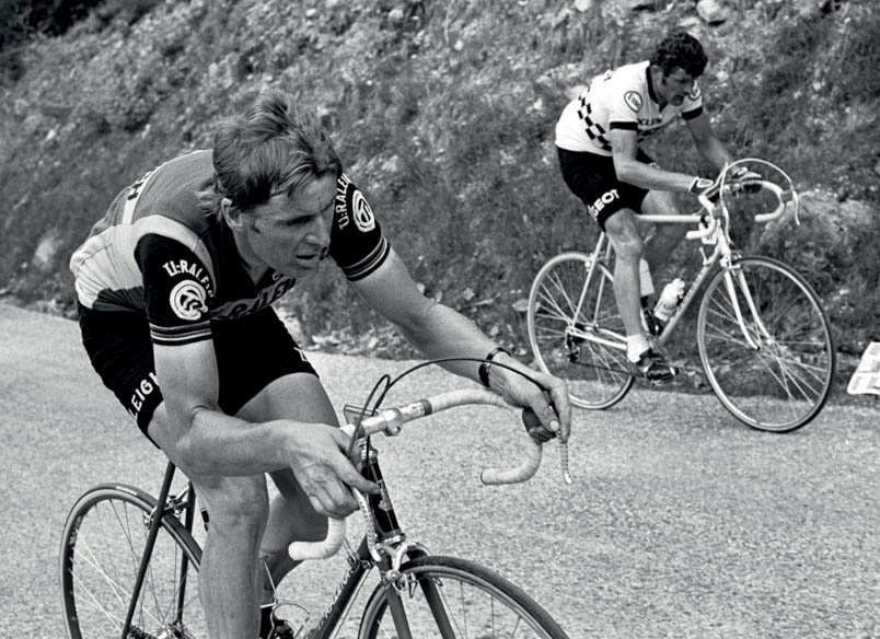 Tijdens de Dauphiné Liberé van 1978. In het gevecht met Bernard Thévenet kiest Hennie Kuiper de andere kant van de weg en neemt licht voorsprong. Thévenet verblikt noch verbloost, want hij weet: in het hooggebergte mag je geen seconde van zwakte tonen