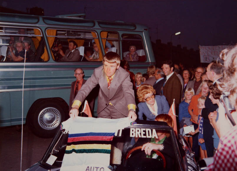 During the evening tour of Ossendrecht, Hennie Kuiper shows the rainbow jersey to his fellow townspeople.