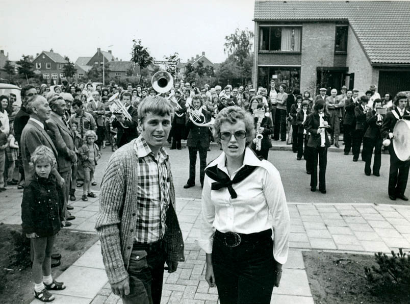 Bij thuiskomst in Ossendrecht valt Hennie en Ine Kuiper een muzikale hulde ten deel