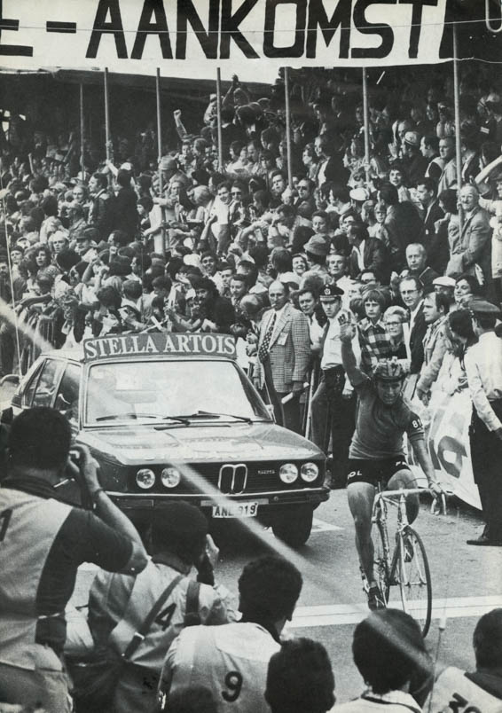 Hennie Kuiper comes across the finish line in Yvoir with his arm outstretched. But the predominantly Belgian spectators do not share in the joy of the new world champion.