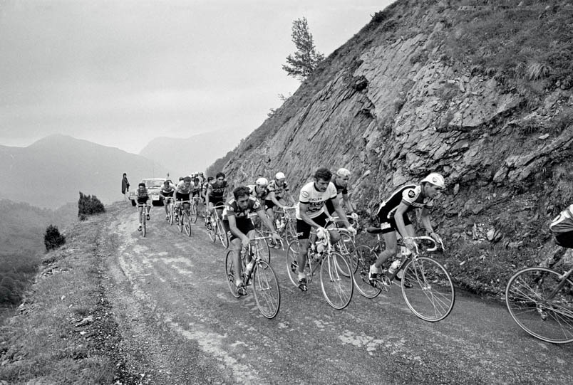 Indrukwekkend strijdtoneel op de ruwe flanken van de Tourmalet. De groten uit de Tour van 1977 rijden elkaar nog niet los. Eerst: Lucien Van Impe, Hennie Kuiper (aan de binnenkant), Bernard Thévenet en Julian Andiano. Meteen daar achter: Miko-renner Raymond Delisle en zijn ploeggenoot Joop Zoetemelk. In de derde en de vierde stelling klampen Eddy Merckx en Didi Thurau aan