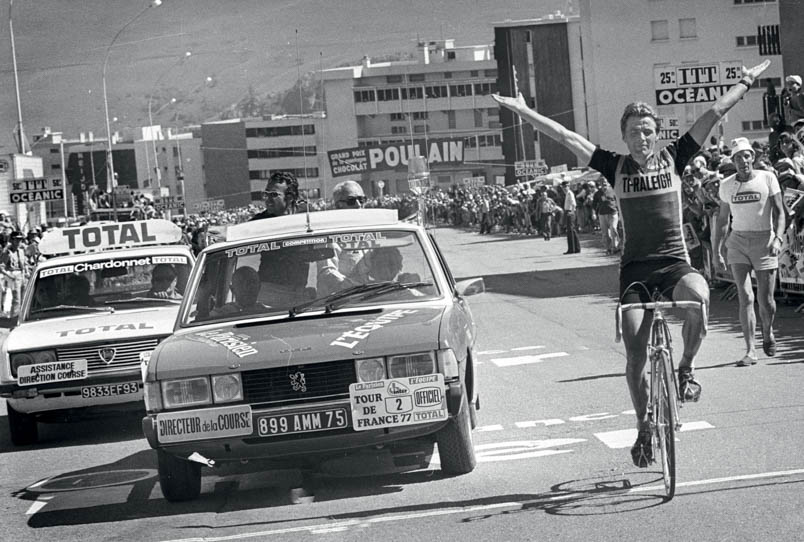 Hennie Kuiper delivers an unparalleled performance on the slopes of l’Alpe d’Huez in 1977. The ride is a revenge on the result of the same climb in the Tour a year earlier. The relief at the finish line is immense. With pope-like gestures and blowing kisses, the victory is celebrated. However, Kuiper is so focused on the stage win that he remains eight seconds away from the yellow jersey.