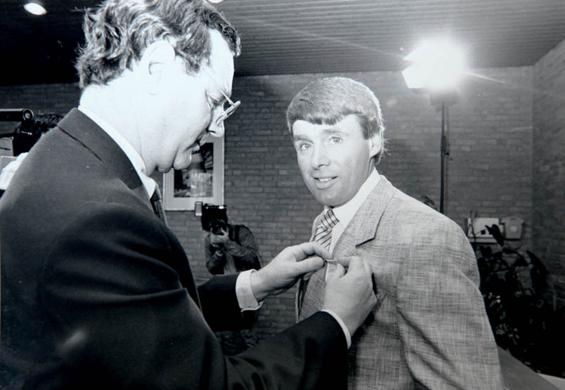 1988 Because it pleases Her Majesty, Hennie Kuiper receives the decorations as Knight in the Order of Orange-Nassau from sports secretary Dick Dees