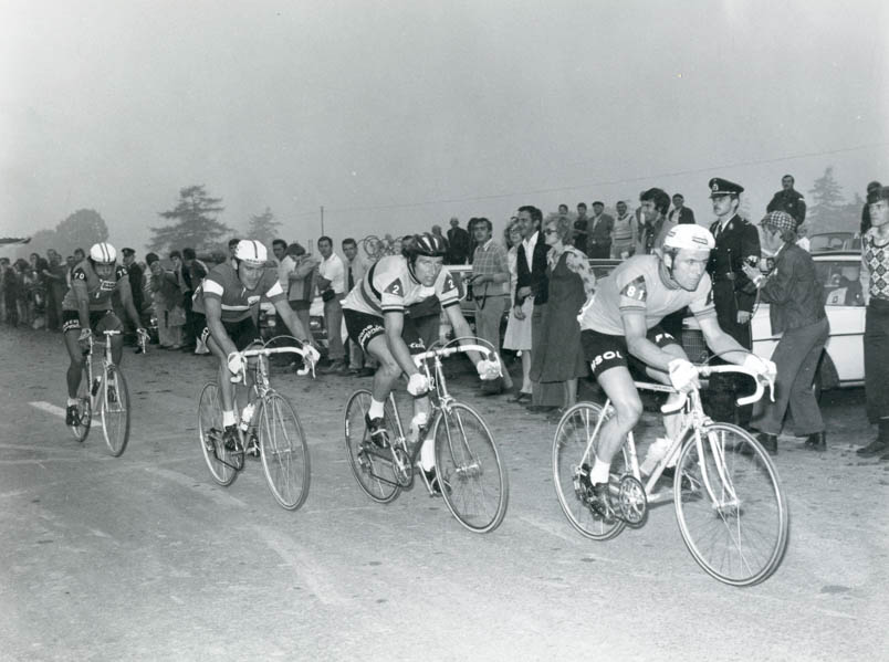 Hennie Kuiper passes his wife Ine (with glasses, immediately to the left behind Kuiper) during the World Championship road race. The group also includes Belgian Willy Teirlinck, Frenchman Yves Hézard, and Italian Giovanni Cavalcanti. Hennie is already flying in the first lap.