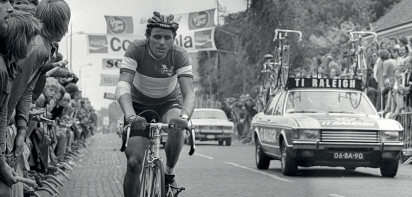 Na de Tour wil ook het criteriumcircuit zich vergapen aan de Nederlandse kampioen. Hoewel Hennie Kuiper op achterstand rijdt, komt het publiek bijkans door de hekken tijdens de Acht van Chaam