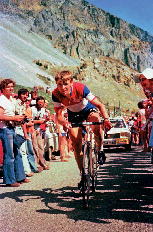 Hennie Kuiper shows off the national champion jersey in the Tour de France. It is Monday, July 14, the French national holiday, which will get an extra festive touch thanks to Bernard Thévenet's stage victory. Hennie Kuiper struggles alone on the slopes of the Col d'Izoard