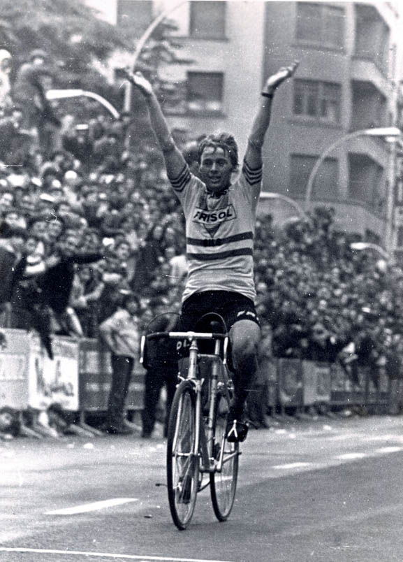 Groot succes voor Hennie Kuiper in de Ronde van Spanje van 1975. Op de voorlaatste dag boekt hij als enige Nederlander dat jaar etappewinst in Miranda de Ebro