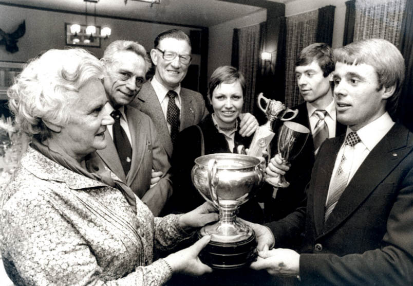 1979 Als uittredend winnaar geeft Hennie Kuiper de beker voor de Wielrenner van het jaar 1978 aan de moeder van Joop Zoetemelk. Verder van links naar rechts: vader Zoetemelk, Gerrit Schulte, wielrenster van het jaar Keetie van Oosten-Hage en renner van de toekomst Jo Maas