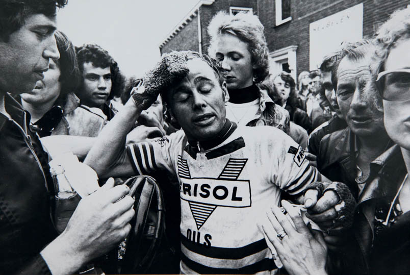 After the Dutch National Championships of 1975 in Hoogerheide, Hennie Kuiper freshens up among the crowd. On the far left, half of the caregiver Rudy Bergmans is visible, on the far right, half of Hennie's wife Ine.