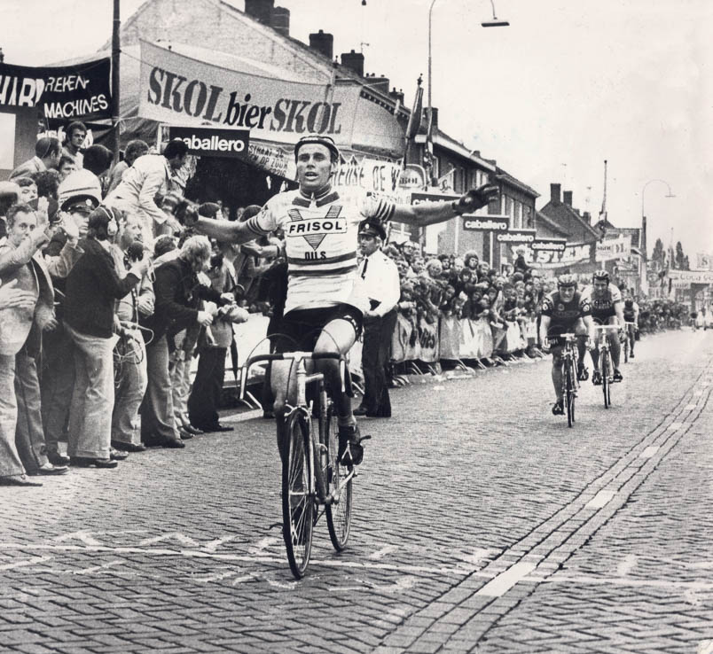 Hennie Kuiper comes first in Hoogerheide, ahead of Bert Pronk and Joop Zoetemelk. The Dutch champion's jersey will go to the Tour de France.