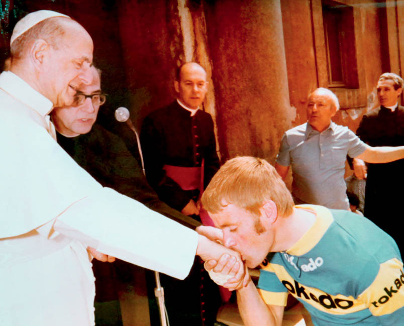 Before the start of the 1974 Giro d'Italia, Hennie Kuiper receives the blessing from Pope Paul VI. That helps. Kuiper rides so impressively in 1974 that Eddy Merckx's manager asks if he wants to join Merckx's team. Kuiper declines the offer.