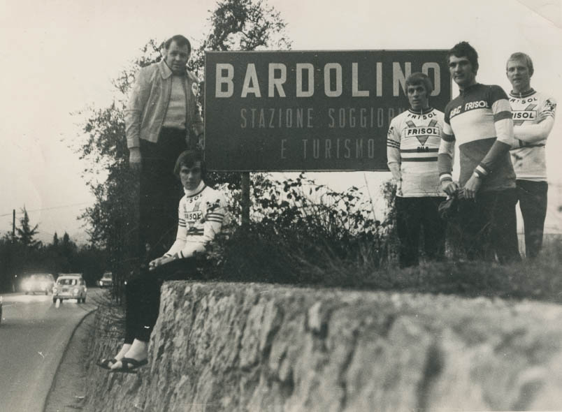 At the first training camp of Frisol, Hennie Kuiper is one of the chosen ones to travel to Bardolino. The rest of the team stays behind in the Netherlands and Belgium, while Fedor den Hertog has traveled to France with caregiver Rudy Bergmans. From left to right: Theo Smit, Piet Libregts, Hennie, Cees Priem, and Henk Poppe