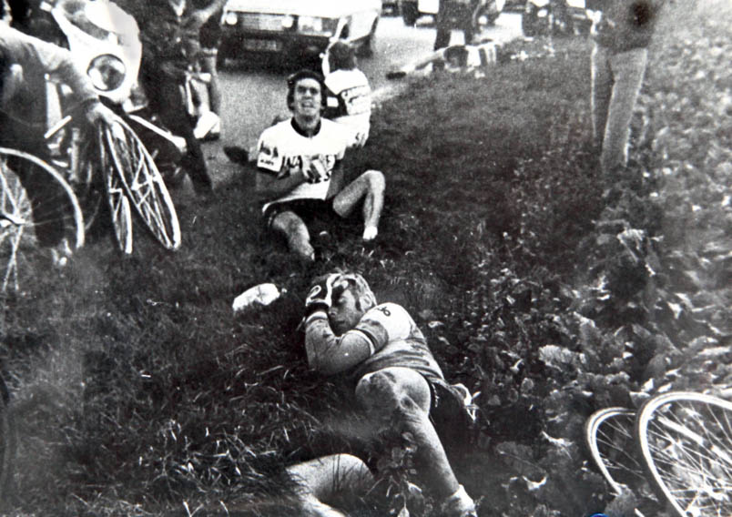 In September 1974, Gerben Karstens wins Tours-Paris. Hennie Kuiper does not finish, but ends up in a beet field. Just like Lieven Malfait from Watney and - sitting on the side - Michel Pollentier. A year later, Hennie ends up in a beet field again in Tours-Paris, but this time in the rainbow jersey.