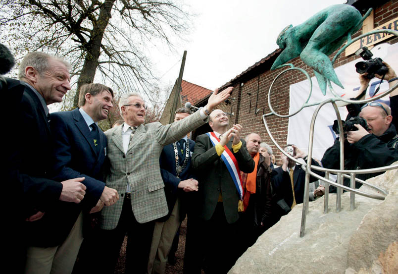 2003 In Hem wordt een beeld van Dick van Wijk onthuld ter herinnering aan de historische belevenissen van Hennie Kuiper in de editie van Parijs-Roubaix twintig jaar eerder. Natuurlijk zijn José De Cauwer (links), Jan Janssen (met uitgestoken arm) en de plaatselijke burgemeester (met sjerp) van de partij