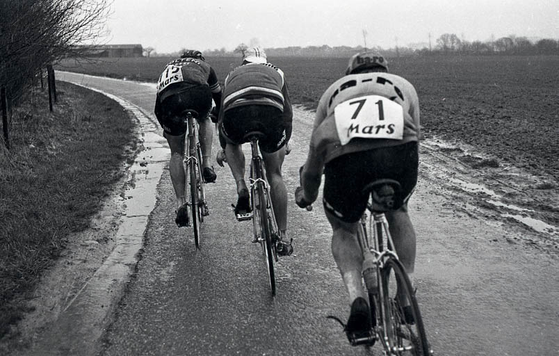 Eddy Merckx and Joop Zoetemelk catch up with Hennie Kuiper (71) in the Amstel Gold Race of 1973. Later, Merckx will give a strong burst of speed and gloriously cross the finish line in Meerssen as the winner.