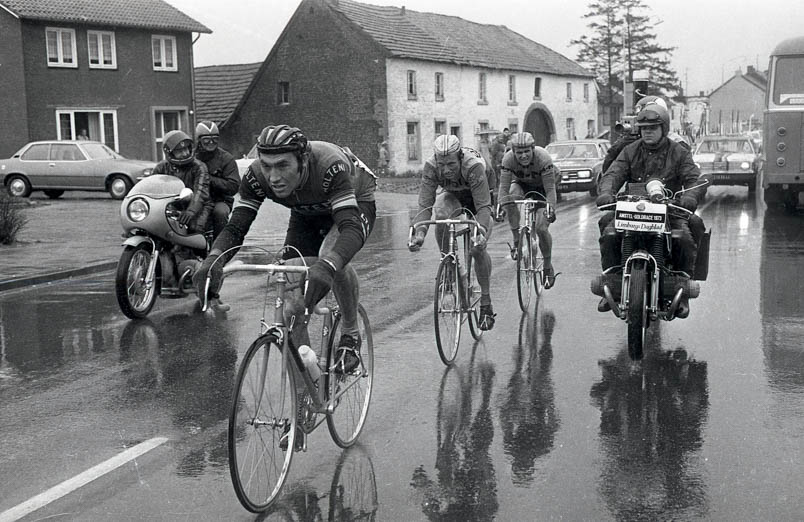 Eddy Merckx trekt door in de Amstel Gold Race van 1973. Joop Zoetemelk en Hennie Kuiper houden het wiel