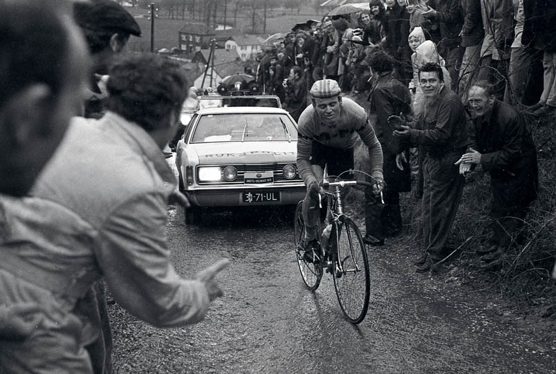 In de Amstel Gold Race van 1973 doet Hennie Kuiper als eerstejaars prof meteen van zich spreken. Voor de auto van de ‘Rijkspolitie’ trekt hij ten strijde