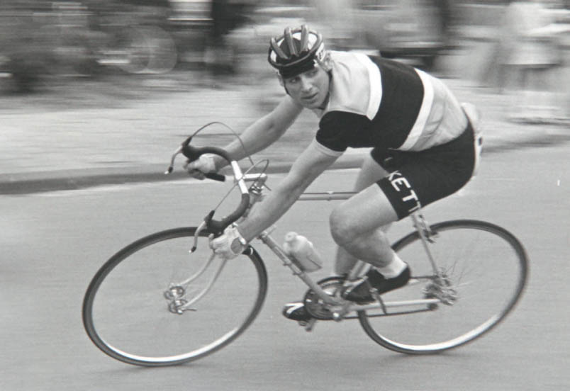 Hennie rijdt attent en houdt de concurrentie in de gaten in de Ronde van Tegelen van 1970