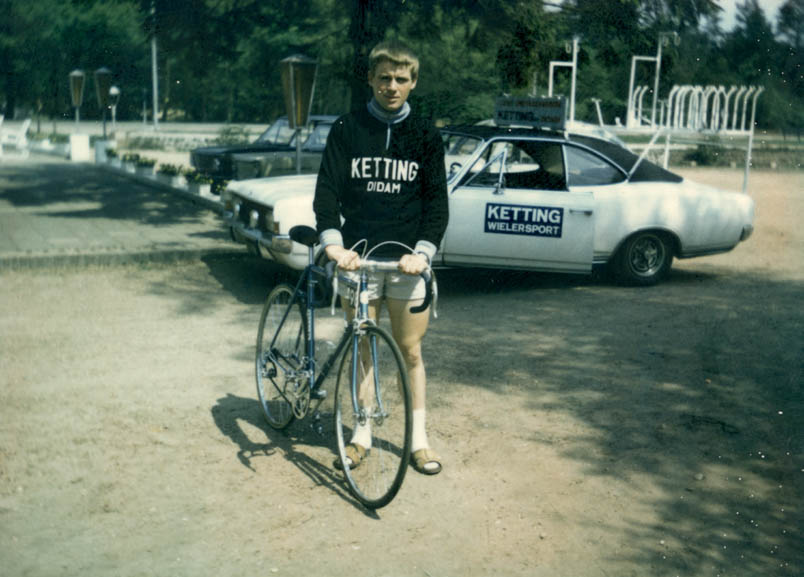 Hennie shows off his outfit when he starts racing for the amateur team of Ketting Wielersport in 1970