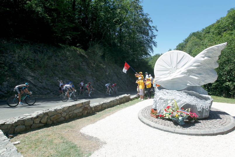 The 97th edition of the Tour de France starts in 2010 from the Erasmus Bridge in Rotterdam and in the 15th stage from Pamiers to Bagnères-de-Luchon over the Portet d’Aspet. There, as a silent witness to a recent tragedy in cycling, stands the monument in memory of Fabio Casartelli. The five riders passing by are from left to right: Thomas Lövkvist (Sky), Jakob Fuglsang (Saxo Bank), Christophe Moreau (Caisse d’Epargne), Mario Aerts (Omega Pharma-Lotto) and… Lance Armstrong (Radioshack)