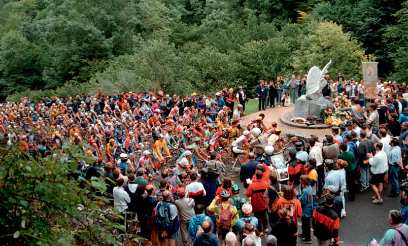 In the Tour of 1996, the entire peloton plus the followers' caravan of the Tour de France pay a great tribute to Fabio Casartelli. At the Portet d'Aspet, a white winged monument preserves the memory of the Olympic champion.