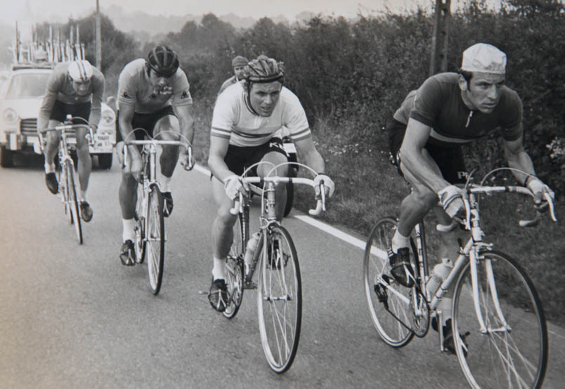 In de derde etappe van de Tour de l’Avenir van Niort naar St. Yrieix op 15 september 1972 doet Hennie een greep naar de macht. Hij is na 79 km alleen ontsnapt en krijgt later steun van de Tsjech Aloïs Holík, de Fransman Claude Magni en de Italiaan Tulio Rossi. De ontsnapping zal geen stand houden. Hier rijdt Magni op kop