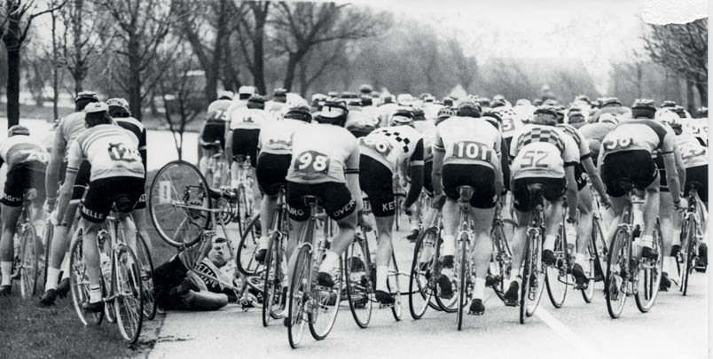 On 8 April 1972 - a week after his victory in the Tour of Drenthe - Hennie already falls in the first kilometers of the Tour of North Holland. In a race dominated by the wind, he eventually still finishes 23rd.