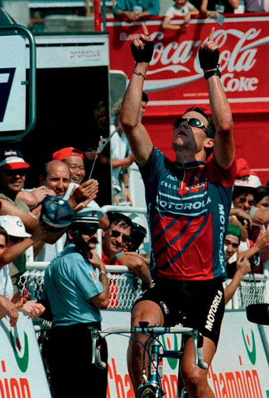 In Limoges, Armstrong - pointing to the sky at the finish line - dedicates his victory to Fabio Casartelli